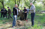Евгений Солнцев принял участие в большом субботнике в Зауральной роще Оренбурга